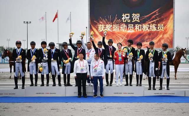 电影频道主持人罗曼也在第一时间来到现场探访，首站来到“中影科技”展台。
