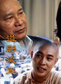 这组照片中，姚晨身着简单的纯色服装，妆容干净质朴，动人的双眸演绎出内心的情愫。