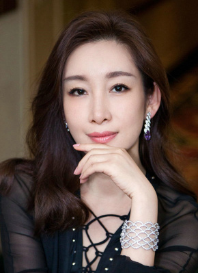 当天她格子衫搭配绿色长裙，再配上一顶可爱的绿色小礼帽，小清新范儿十足。